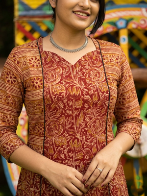 Kalamkari Cotton Paneled kurta, Sweetheart neck with ¾  Sleeves with Pocket, Maroon ,KK1092