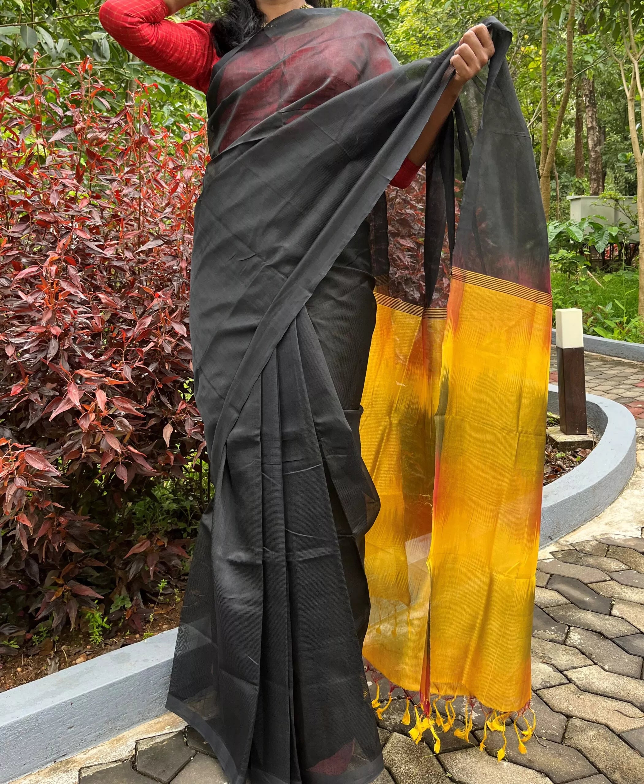 Mangalgiri Handwoven Silk Cotton Saree With Ikat Pallu, Black, SS1014